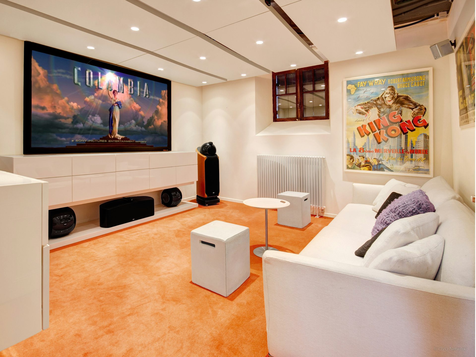 Le home cinéma du Manoir de Leschaux avec ses posters de films rétros