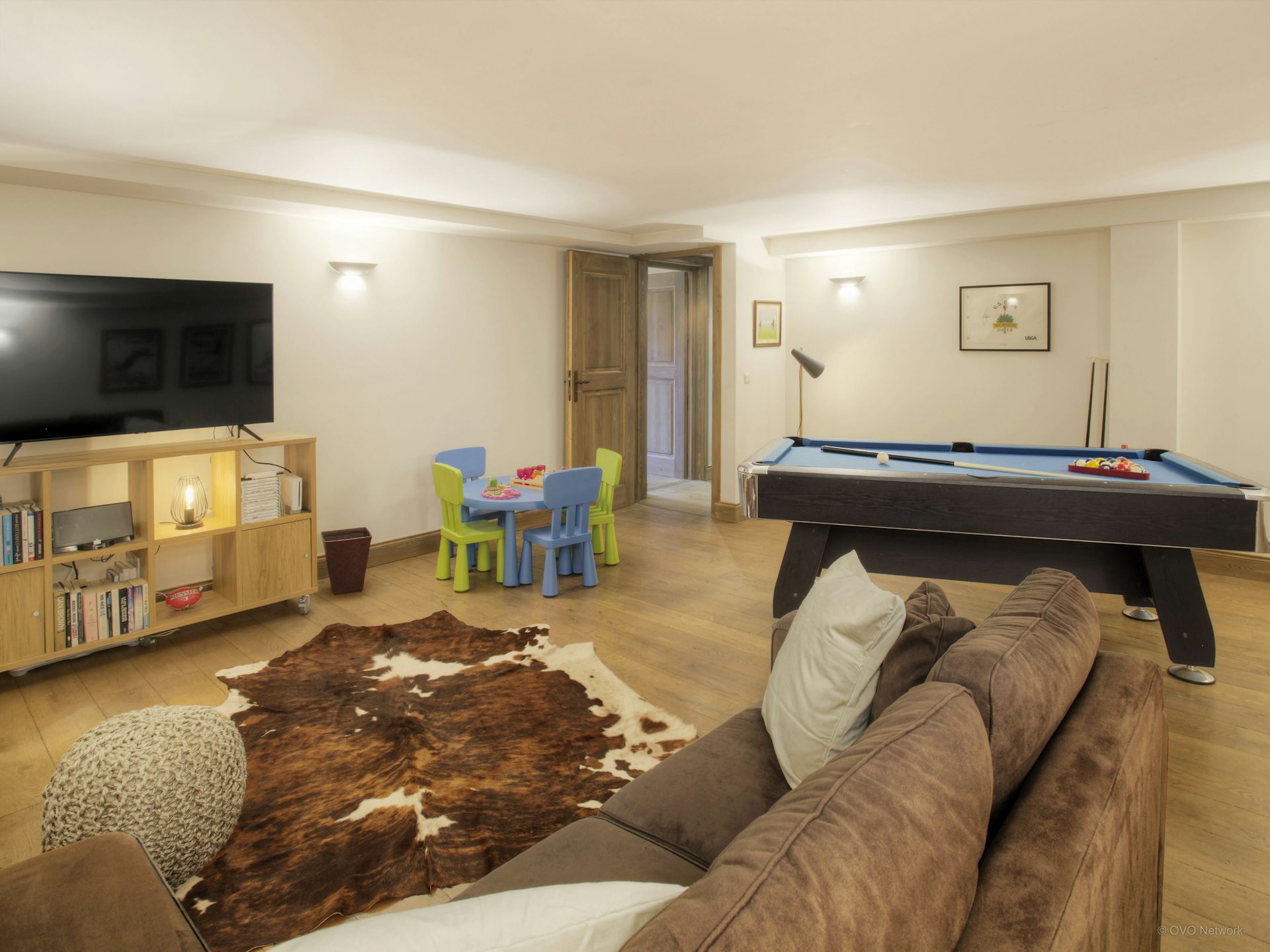 chalet-petille-kids-adults-living-games-space-with-pool-table-soft-rug-sofa-tv-kids-table