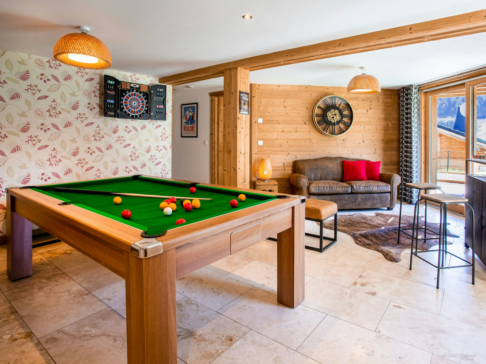 levant-blanc-chalet-games-room-snooker-table-bar-sofa-dart-board