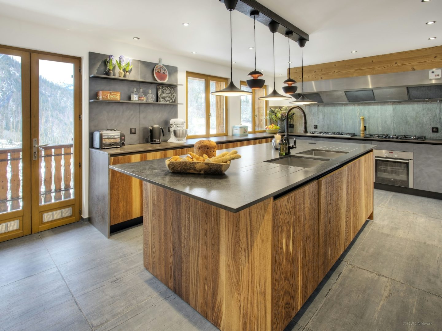 Intérieur élégant De La Cuisine Avec Machine à Laver Moderne