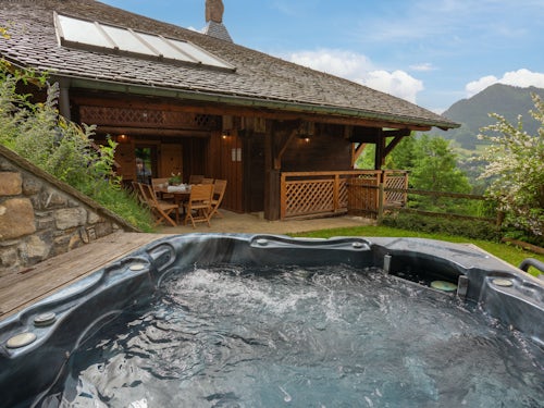 The hot tub at La Grange au Merle