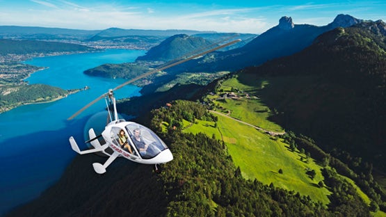 Un vol en gyrocopter au-dessus du lac d'Annecy