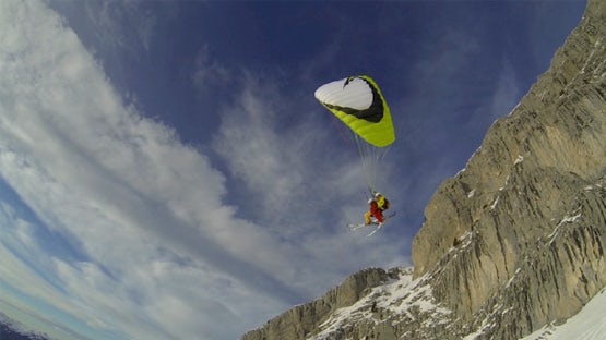Parapente à ski tandem au-dessus des Alpes